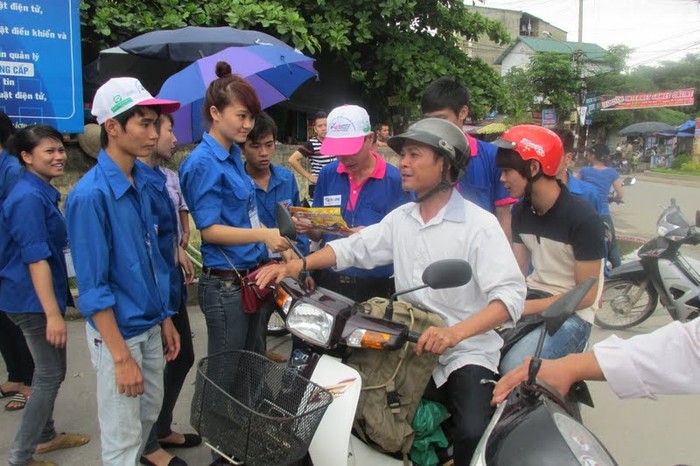 Sinh viên tình nguyện đang tận tình hướng dẫn cho thí sinh và người nhà thí sinh